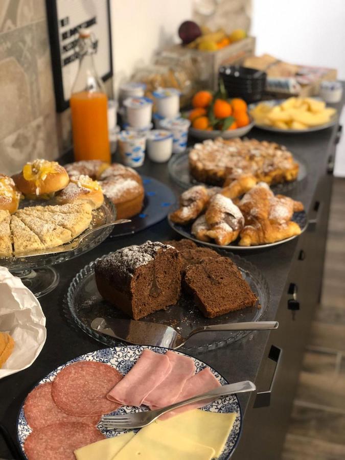 Holiday Guesthouse Салерно Екстериор снимка
